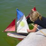 enfant jouant avec un bateau