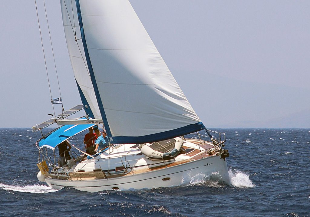 voilier au pres avec voiles enroulées