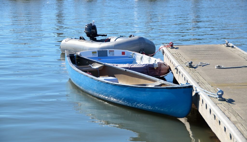 annexes bateau amarées à un ponton