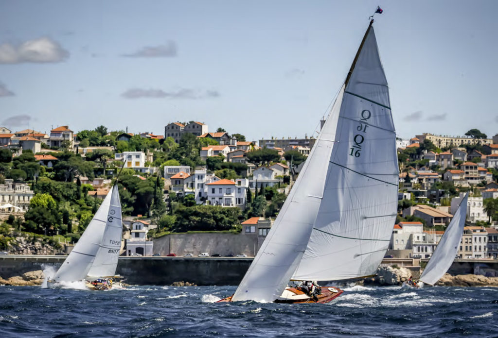 yachts classiques sur la calanque classique