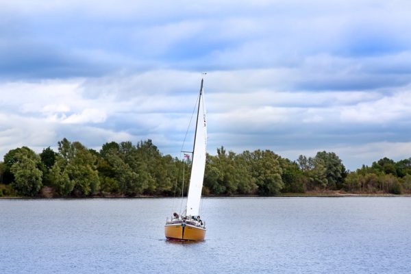 voilier sur lac