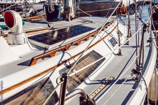 panneaux solaires sur un bateau