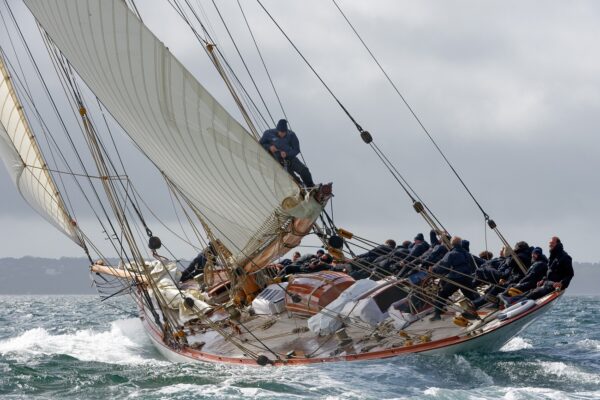 Voilier classique Mariquita en entrainement . Rade de Brest . Mai 2023...