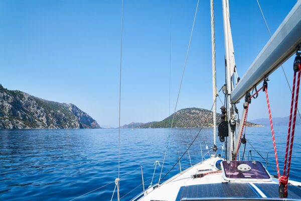 panneaux solaires sur un bateau