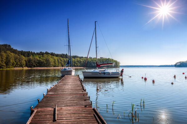 petits voiliers sur un lac