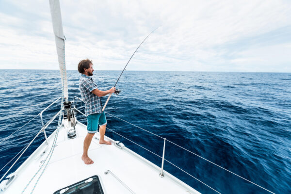 pêcheur sur un voilier