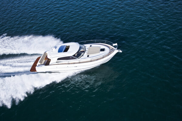 bateau à moteur