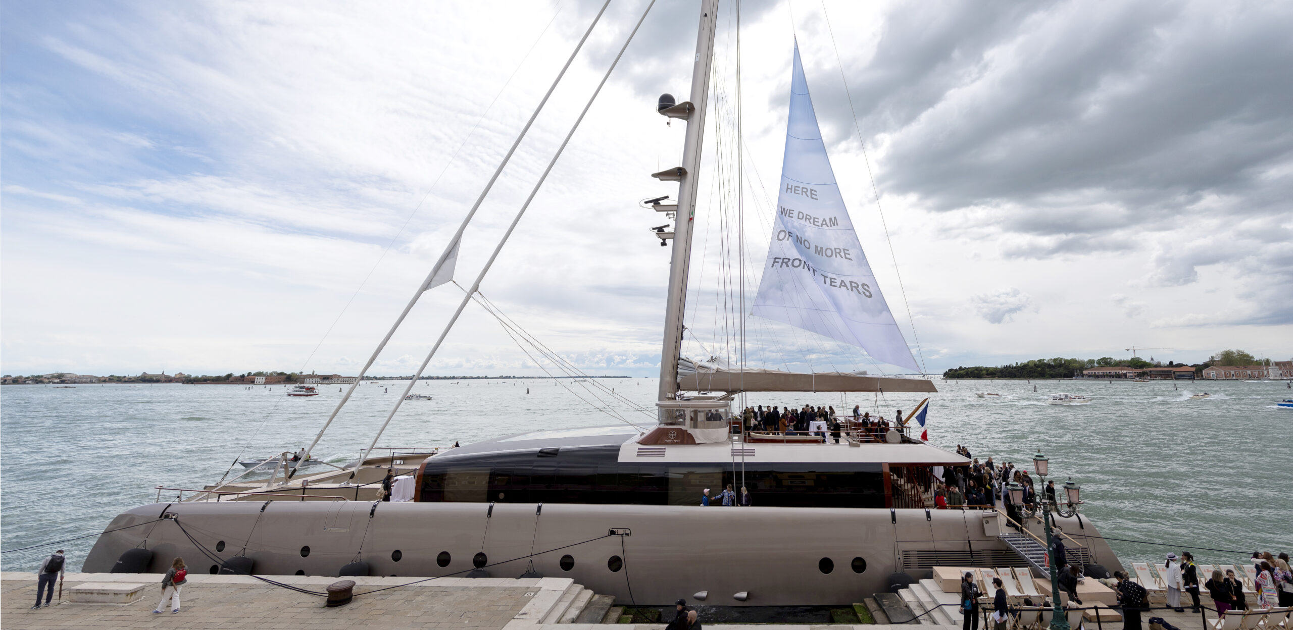 catamaran ARTEXPLORER