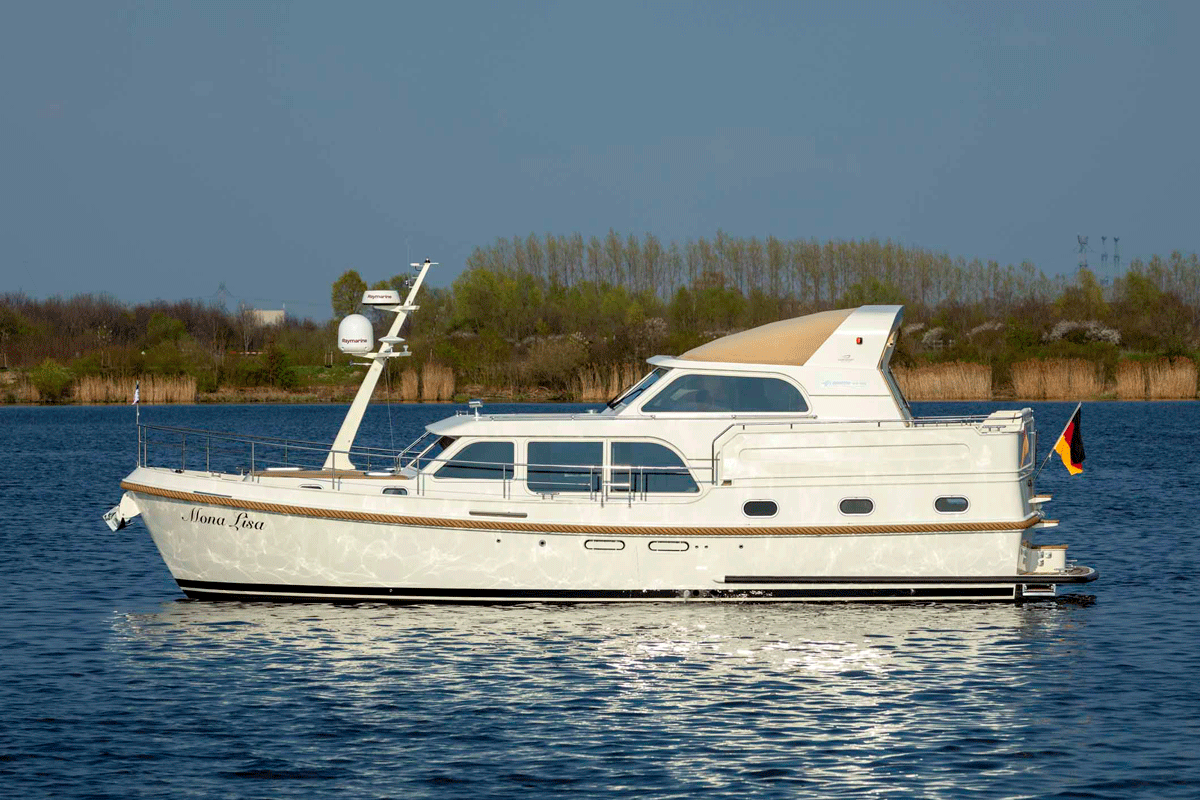 Dutch speedboat, the ultimate motor cruiser
