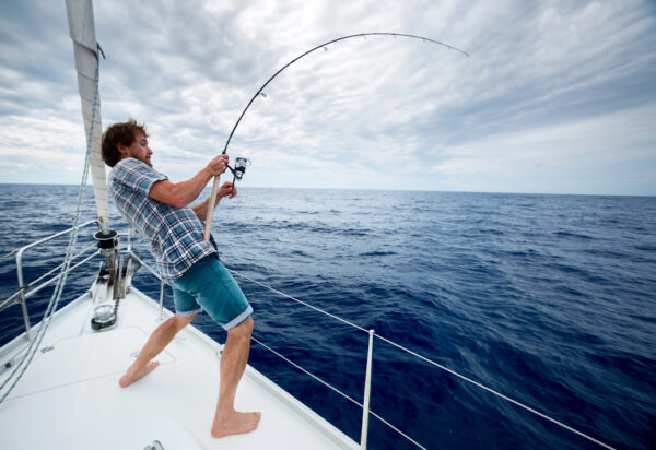 pêcheur sur un voilier