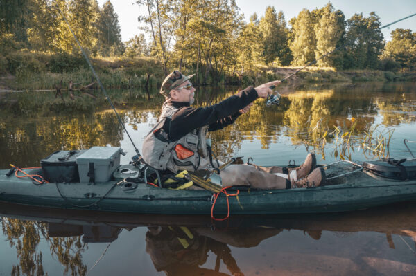 pêcheur sur un kayak de pêche