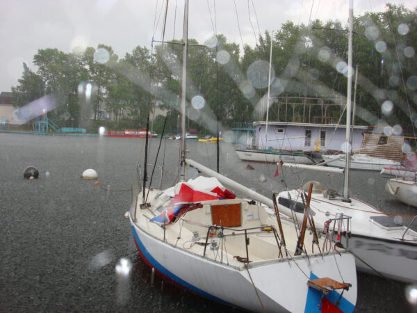 voilier sous la pluie