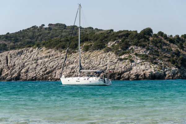 voilier sur mouillage forain