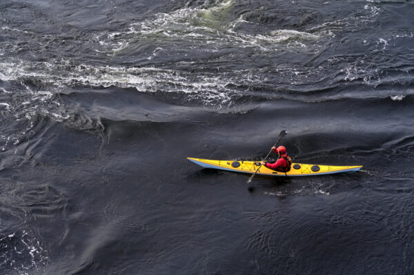 kayak ponté dans le courant