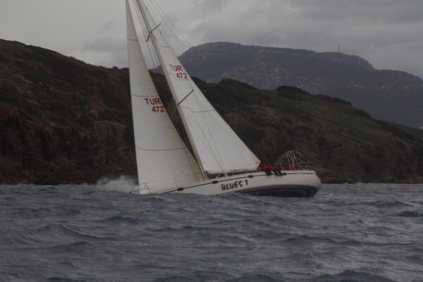 voilier dans la tempête