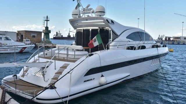 2-YACHT-MANGUSTA-72-A-VENDRE-OCCASION-FRANCE-WWW.VIKING-NAUTIK.COM_-1.jpg