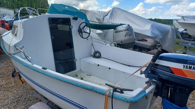 4-BATEAU-CABINE-MOTEUR-A-VENDRE-VIKING-NAUTIK.jpg