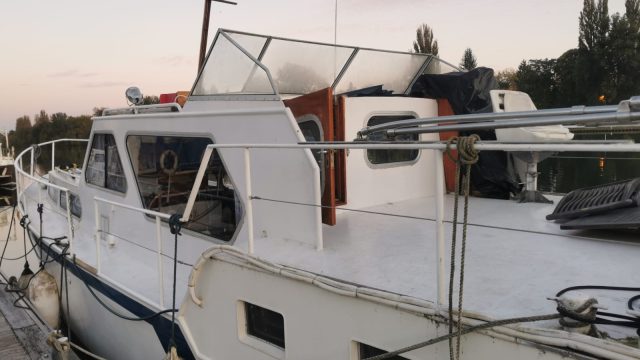 5-VEDETTE-FLUVIALE-A-VENDRE-WWW.VIKING-NAUTIK.COM_.jpg
