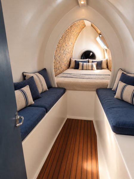 cabine-nautique-douillette-aux-coussins-bleus