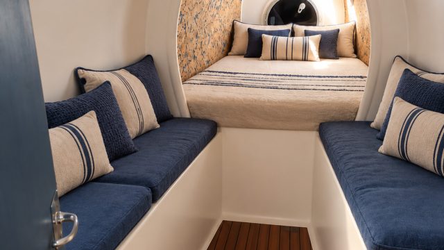 cabine-nautique-douillette-aux-coussins-bleus
