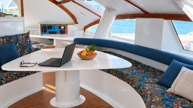 salon-nautique-tropical-lumineux